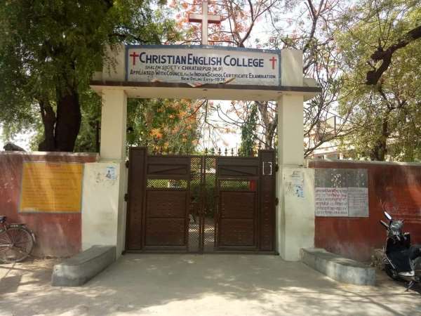 छात्राओं का हाथ पकड़कर लिखवाता छात्राओं का हाथ पकड़कर लिखवाता