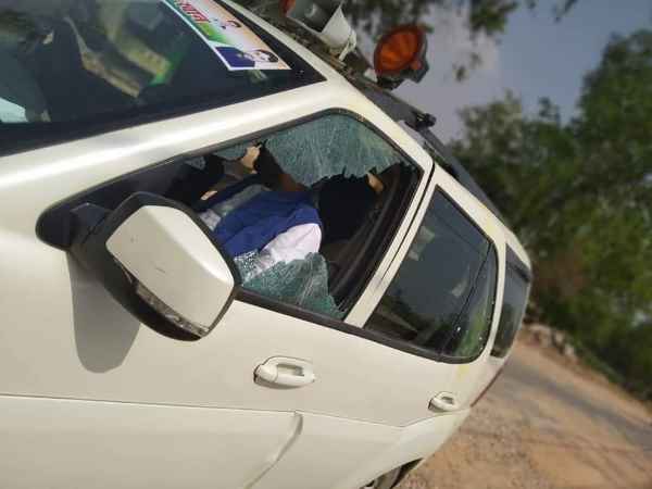 कार्यकर्ताओं ने किया पथराव कार्यकर्ताओं ने किया पथराव