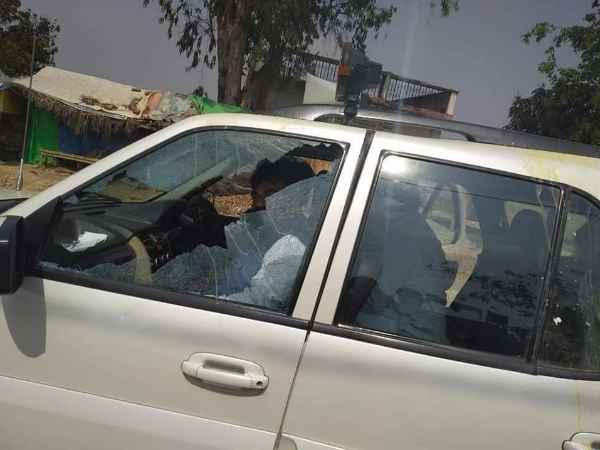 बैठक के दौरान कार्यकर्ताओं का हंगामा बैठक के दौरान कार्यकर्ताओं का हंगामा