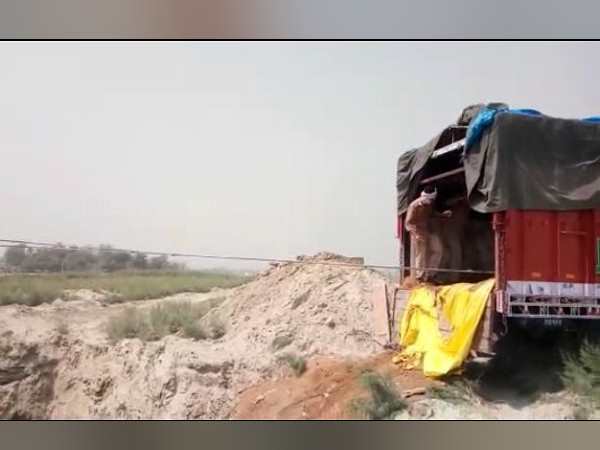 दोनों कंटेनर अयोध्या जनपद के ही निकले