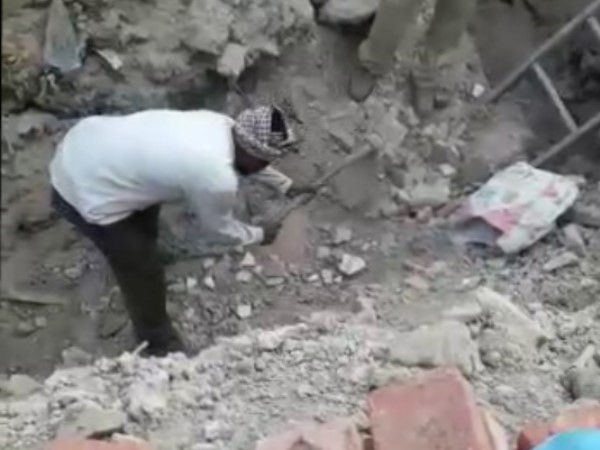 घर के बिस्तर में पड़े मिले बच्चे के कपड़े घर के बिस्तर में पड़े मिले बच्चे के कपड़े