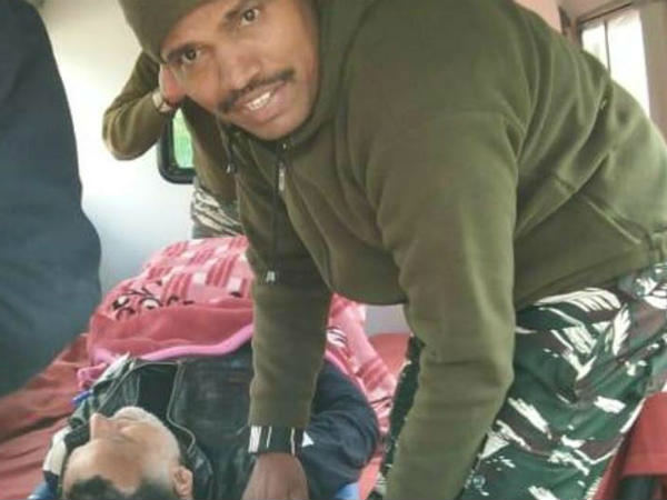 जवान ने बचाई पोलिंग ऑफिसर की जान 