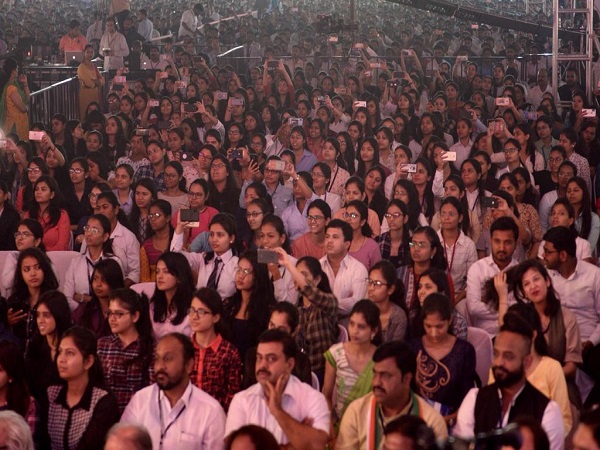 छात्र ने पूछा- मेनिफेस्टो में किए वादे कैसे पूरा करेंगे?