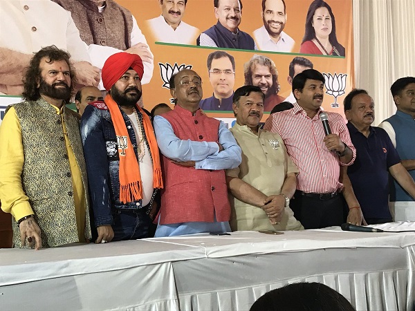 बीजेपी में शामिल हुए दलेर मेहंदी बीजेपी में शामिल हुए दलेर मेहंदी