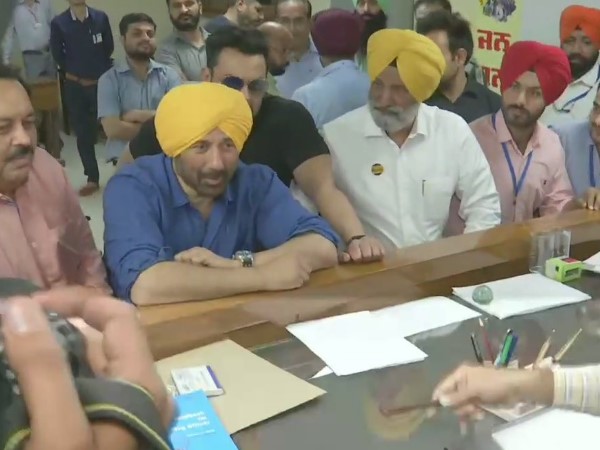 नामांकन से पहले स्वर्ण मंदिर में मत्था टेकने पहुंच सनी