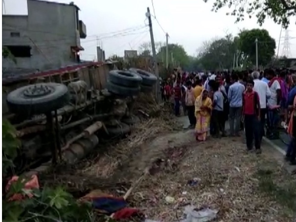 Uncontrolled truck crushes people in begusarai several dead Uncontrolled truck crushes people in begusarai several dead