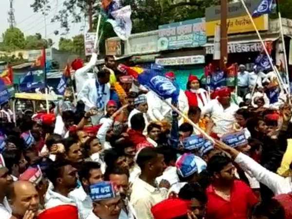 sp bsp workers fight with police in deoria
