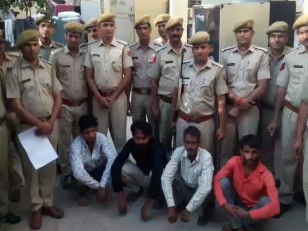 चारों आरोपियों को बरेठा मोड़ आगरा रोड से गिरफ्तार किया