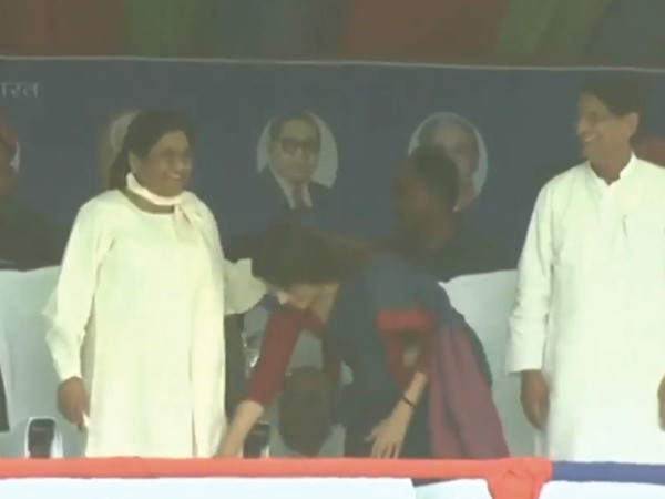 मायावती ने डिंपल यादव को बताया अपनी बहू