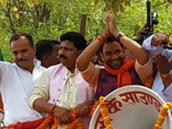 निरहुआ के रोड शो पर किया पथराव