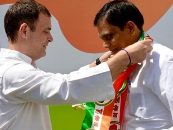 मोदी के पैर छूने की फोटो हुई थी वायरल मोदी के पैर छूने की फोटो हुई थी वायरल