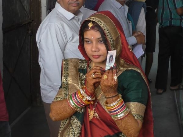 फेरों के बाद बूथ पर पहुंची दुल्हन