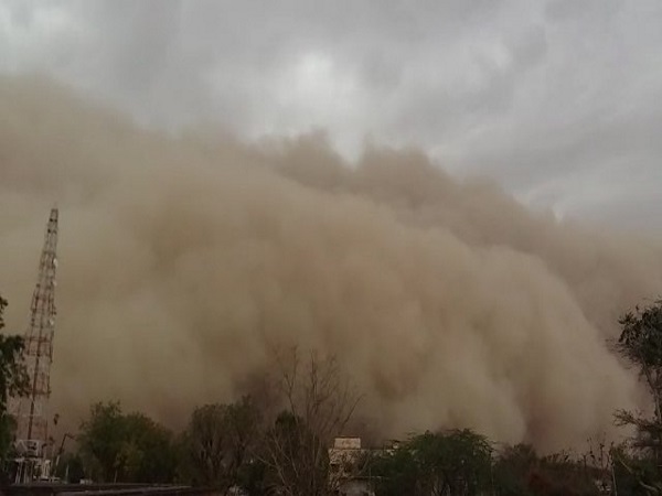 धूलभरी काळी-पीळी आंधी