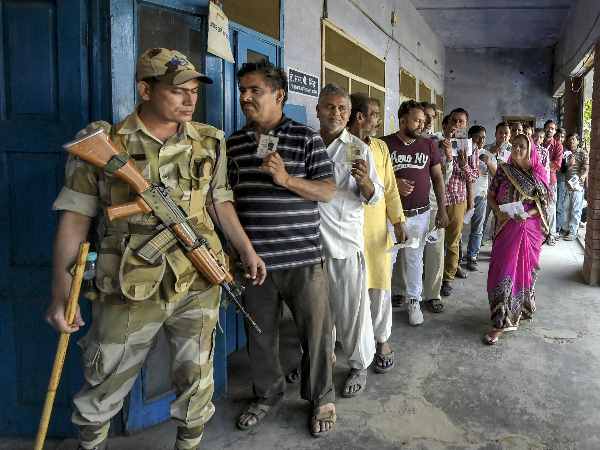 पश्चिम बंगाल से भी पहले चरण में बूथ कब्जे की शिकायत की गई थी