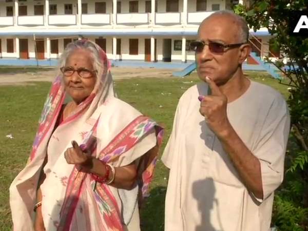 मुंबई में पहली बार वोट करने वाले युवाओं को गिफ्ट