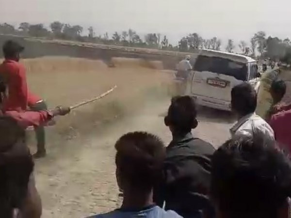 विधायक को देखते ही फूटा ग्रामीणों का गुस्सा