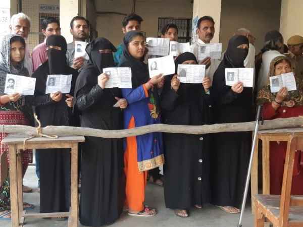 evm malfunction in many sites in uttar pradesh evm malfunction in many sites in uttar pradesh