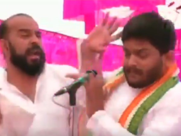 शख्स ने स्टेज पर आकर हार्दिक पटेल को चाटा मारा