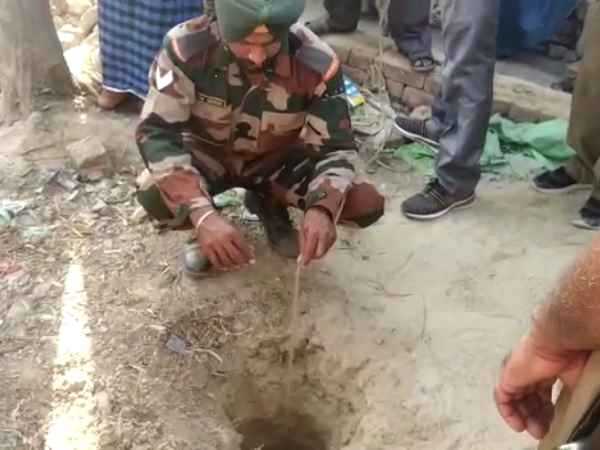 सेना के जवानों ने खड़े किए हाथ
