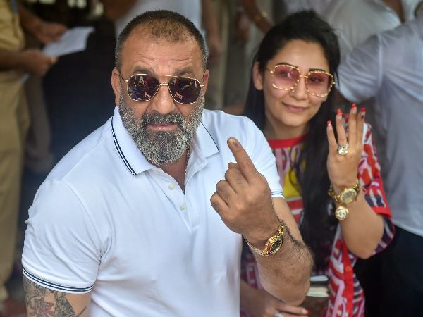 मुन्ना भाई ने पत्नी मान्यता संग बहन प्रिया दत्त के लिए किया वोट