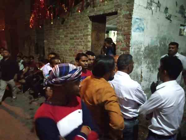 मोना जमीन पर गिर गई, लोगों ने समझा पटाखे की चिंगारी है