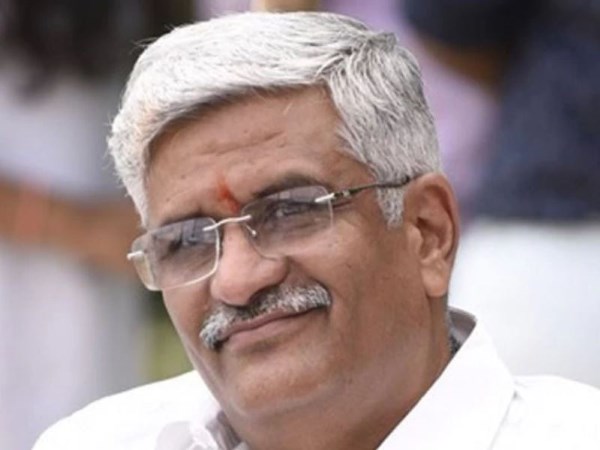 चार नामांकन भर थे शेखावत ने