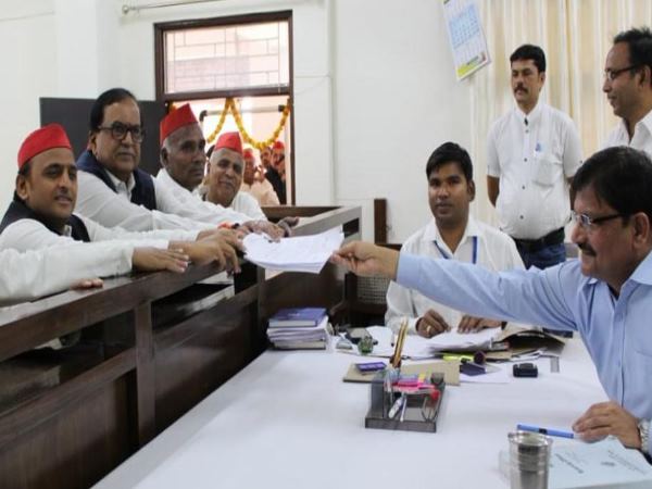 अखिलेश के नामांकन में उमड़ी थी भारी भीड़