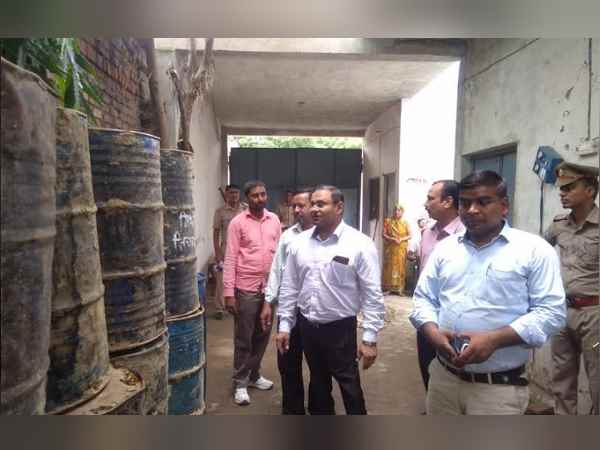 गोधरा के जिला आपूर्ति विभाग के नायब जिला मैनेजर ने की थी शिकायत गोधरा के जिला आपूर्ति विभाग के नायब जिला मैनेजर ने की थी शिकायत