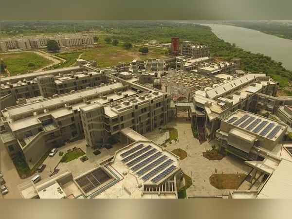 एक रूम का कच्चा मकान बना दिया, ताकि शर्तभंग से बच सकें