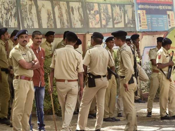 3772 हथियार लाइसेंस धारकों से हथियार थानों में जमा करवाए