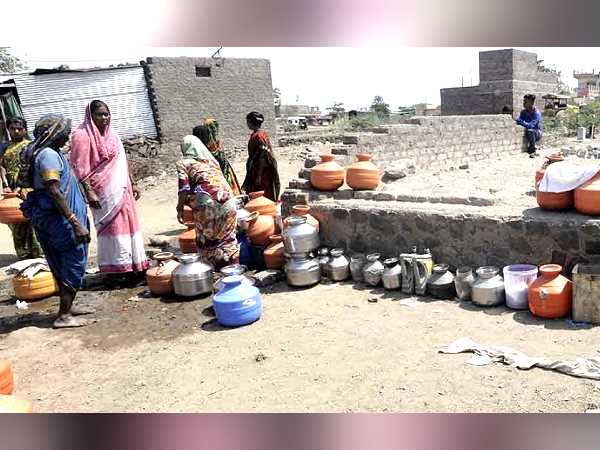 गावों में पीने का पानी बडी मुश्किल से मिल रहा गावों में पीने का पानी बडी मुश्किल से मिल रहा