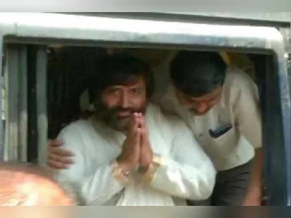 ये लगी हुई हैं साईं पर धारा