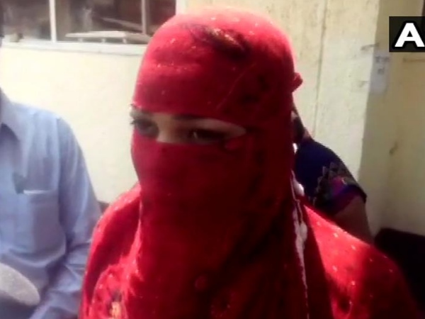 विवेक जबरदस्ती फोन पर बात करने के लिए कहता है