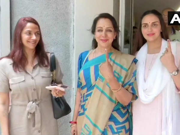 Lok Sabha Elections 2019: प्रेग्नेंट ईशा देओल मां हेमा मालिनी और बहन आहना के साथ मतदान के लिए पहुंची Lok Sabha Elections 2019: प्रेग्नेंट ईशा देओल मां हेमा मालिनी और बहन आहना के साथ मतदान के लिए पहुंची