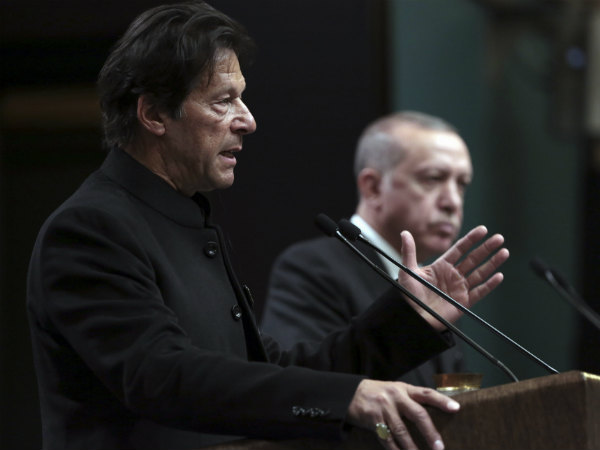 मूर्खतापूर्ण बयान के बाद कैसे दें आपका साथ 