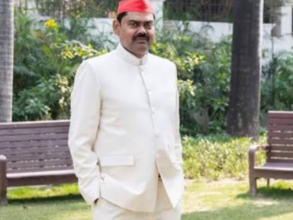 बराबर टक्कर दे रहे इंद्रजीत