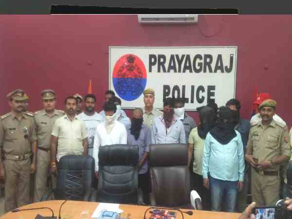 गिरोह के 9 लोग गिरफ्तार गिरोह के 9 लोग गिरफ्तार