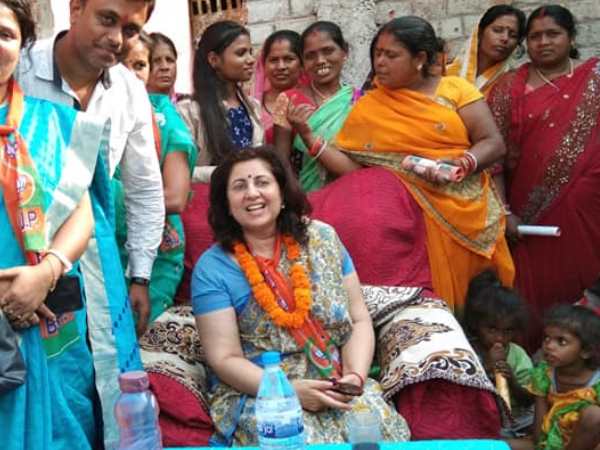 जयंत सिन्हा की पत्नी पुनीता कुमार भी कर रही हैं चुनाव प्रचार