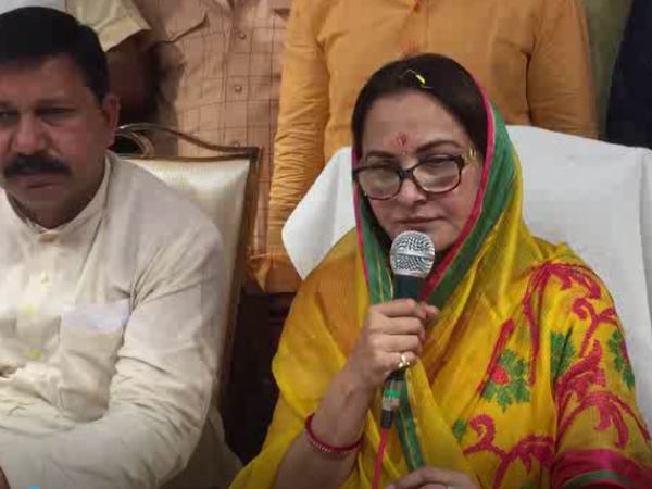 मोदी जी हमारे साथ हैं मोदी जी हमारे साथ हैं