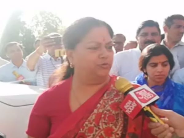 Jhalawar : पूर्व सीएम वसुंधरा ने बेटे दुष्यंत संग डाला वोट