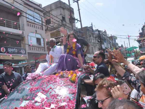झांसी में प्रियंका रोड शो