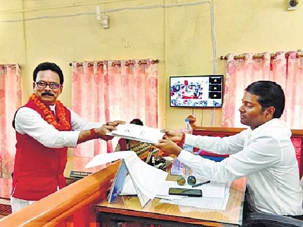 लोहरदगा में सुदर्शन भगत के साथ आजसू असहज, कांग्रेस अपने ही दिग्गजों से घिरी