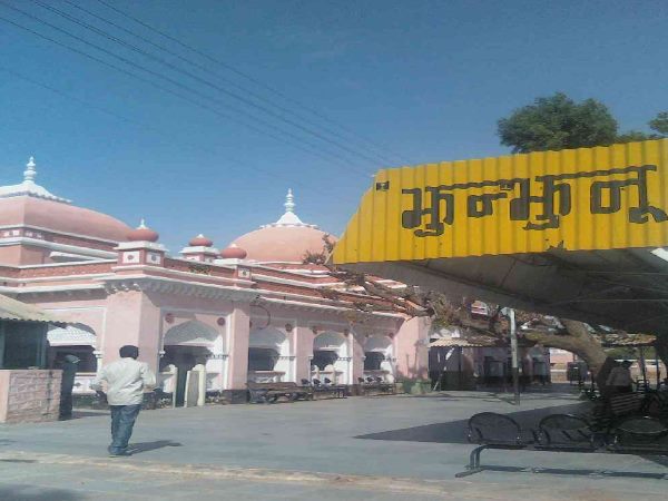 सुभाष करते हैं सिला​ई