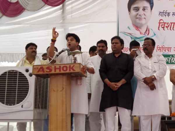 वोटरों को बताया भगवान वोटरों को बताया भगवान