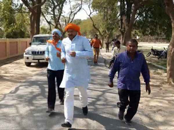 नामांकन करने दौड़ते हुए पहुंचा प्रत्याशी