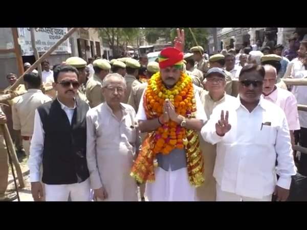 सत्ता पक्ष के प्रत्याशी को प्राथमिकता देने का आरोप 