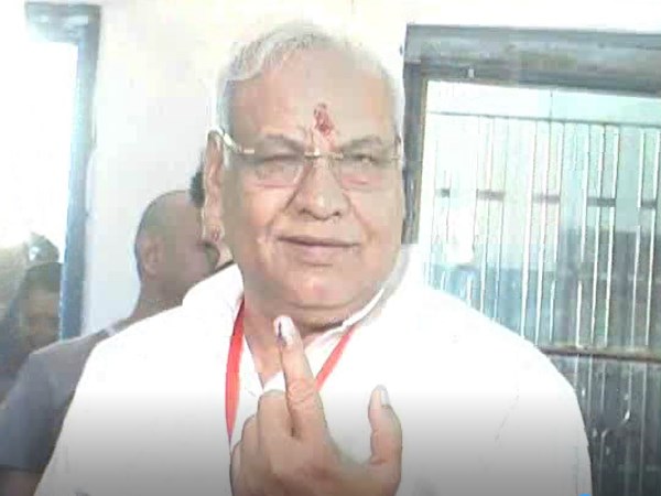 bjp candidate satyadev pachauri caste their vote with wife in kanpur bjp candidate satyadev pachauri caste their vote with wife in kanpur