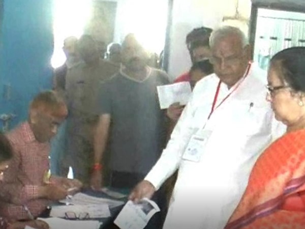 bjp candidate satyadev pachauri caste their vote with wife in kanpur bjp candidate satyadev pachauri caste their vote with wife in kanpur