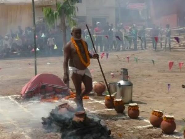 भक्त मानते हैं देवी की कृपा से नहीं जलता कोई भक्त मानते हैं देवी की कृपा से नहीं जलता कोई