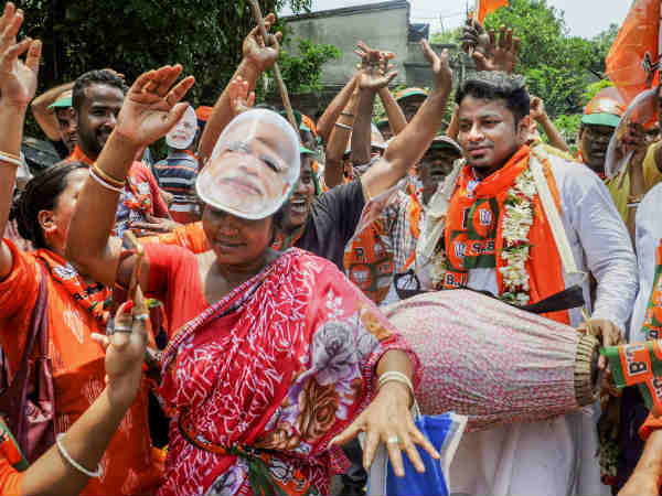 कौन हैं अनुपम हाजरा?